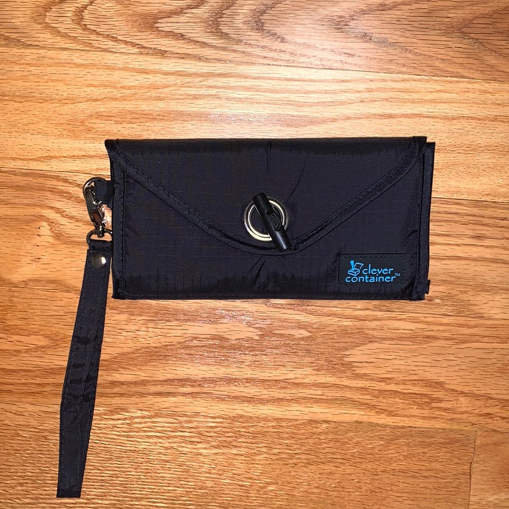NWOT Clever Container Wristlet